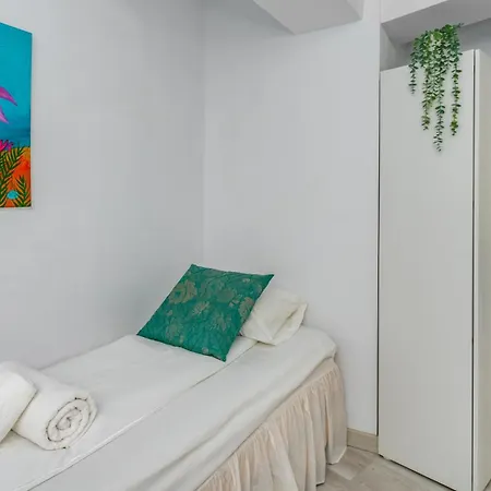 Seaside Bliss: 3 Bedroom With A View דירה