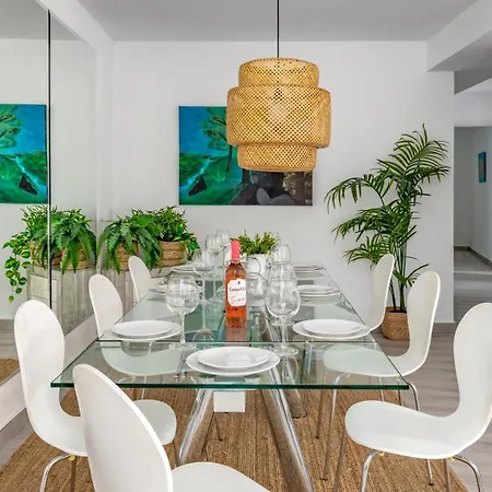 Seaside Bliss: 3 Bedroom With A View דירה *