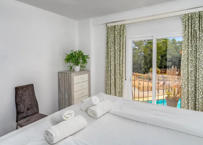 Seaside Bliss: 3 Bedroom With A View דירה