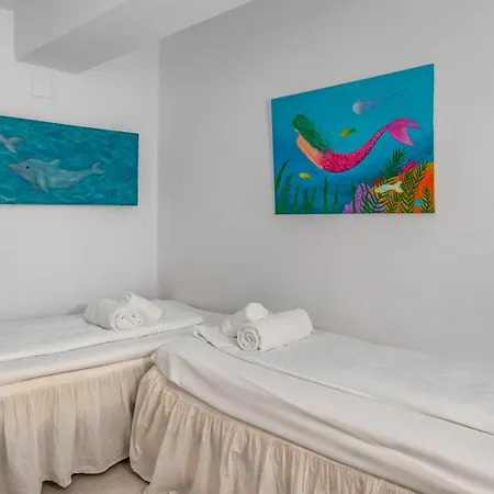 Seaside Bliss: 3 Bedroom With A View דירה *