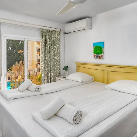 Seaside Bliss: 3 Bedroom With A View דירה *