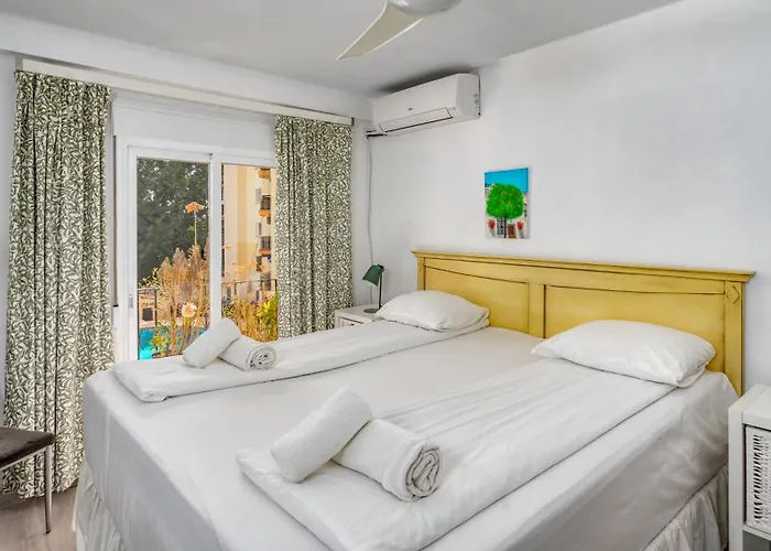 Seaside Bliss: 3 Bedroom With A View Apartment *