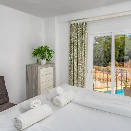 Seaside Bliss: 3 Bedroom With A View شقة