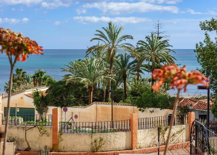 Seaside Bliss: 3 Bedroom With A View アパート